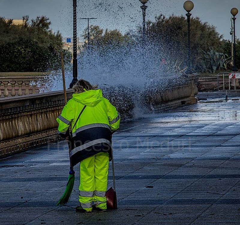 20/12 SAN JACOPO gli operatori di quartiere sin dalla mattina attivi per ristabilire la condizione sul litorale.